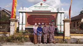 PENGGUNAAN BUSANA KEJAWEN KALURAHAN WUNUNG